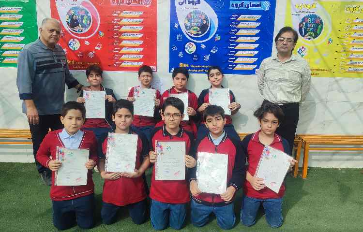 اهدا لوح تقدیر مسابقات امید فردا 9