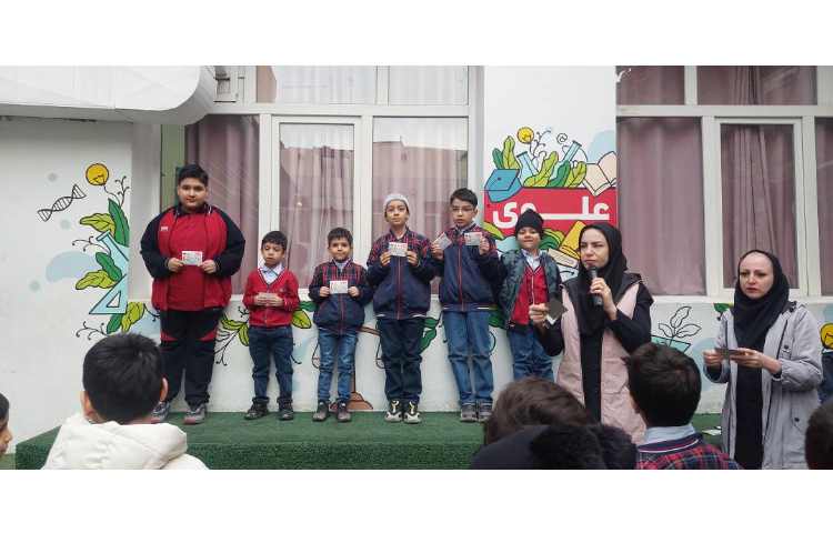 اهدا کارت امتیاز به شرکت کنندگان مسابقات نقاشی و تهران من 1