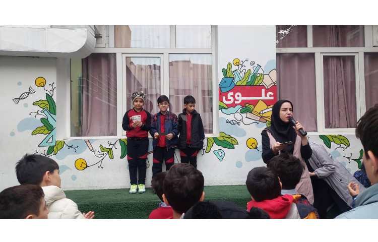 اهدا کارت امتیاز به شرکت کنندگان مسابقات نقاشی و تهران من