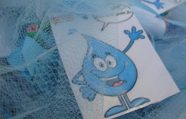 اهدا گیفت جشن آب دانش آموزان پایه اول 1