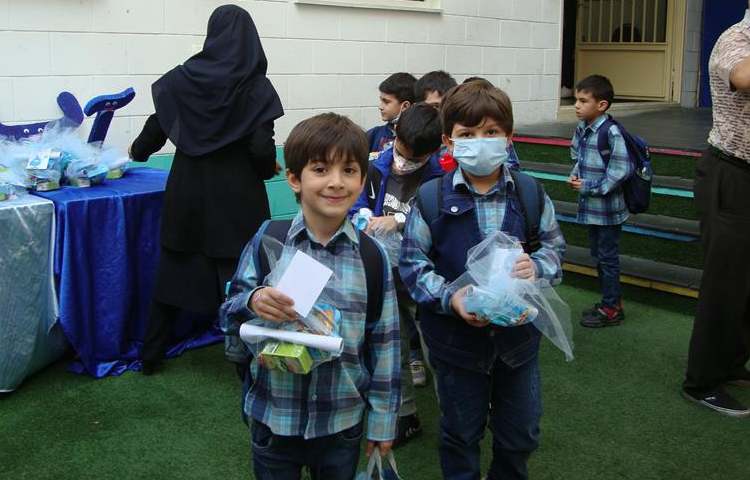 اهدا گیفت جشن آب دانش آموزان پایه اول 10