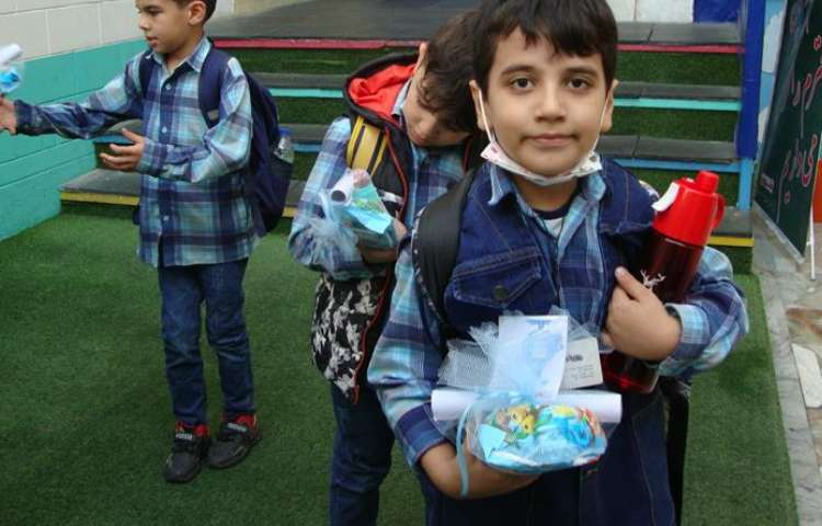اهدا گیفت جشن آب دانش آموزان پایه اول 11
