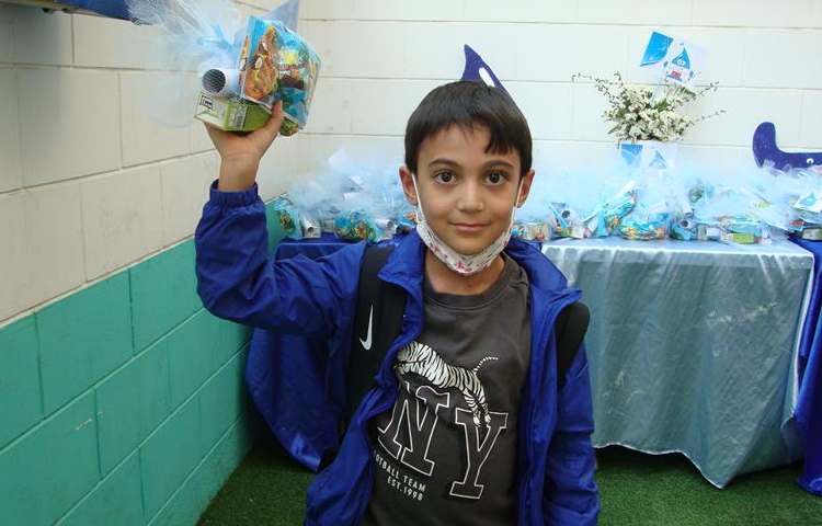 اهدا گیفت جشن آب دانش آموزان پایه اول 13