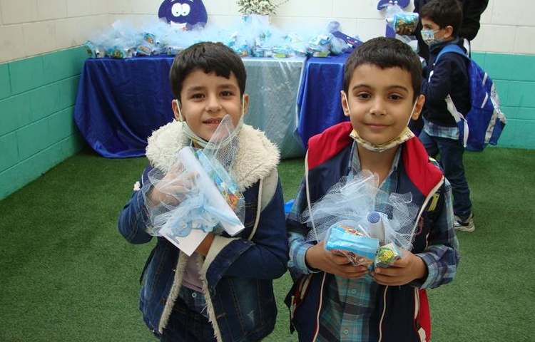 اهدا گیفت جشن آب دانش آموزان پایه اول 14