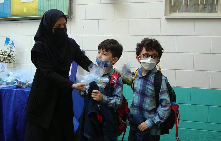 اهدا گیفت جشن آب دانش آموزان پایه اول 15