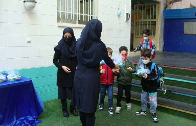 اهدا گیفت جشن آب دانش آموزان پایه اول 17