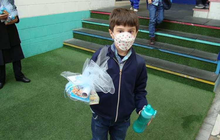 اهدا گیفت جشن آب دانش آموزان پایه اول 18