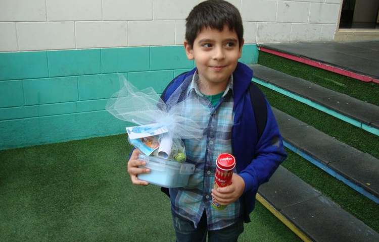 اهدا گیفت جشن آب دانش آموزان پایه اول 19