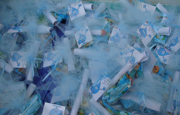 اهدا گیفت جشن آب دانش آموزان پایه اول 2