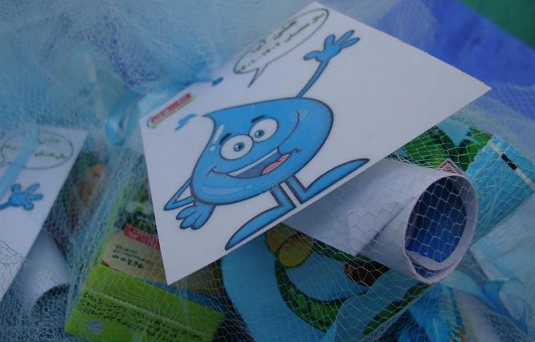 اهدا گیفت جشن آب دانش آموزان پایه اول 20