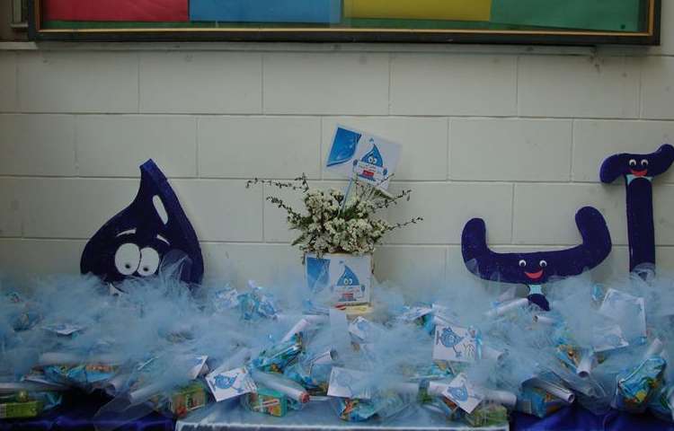 اهدا گیفت جشن آب دانش آموزان پایه اول 4