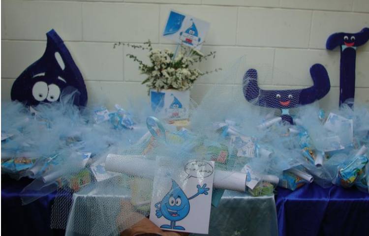 اهدا گیفت جشن آب دانش آموزان پایه اول 5