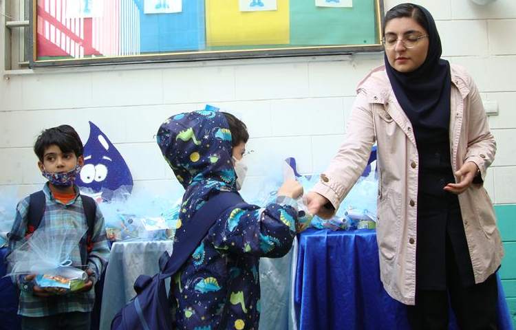 اهدا گیفت جشن آب دانش آموزان پایه اول 6