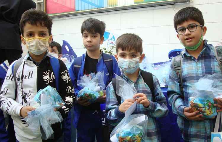اهدا گیفت جشن آب دانش آموزان پایه اول 7