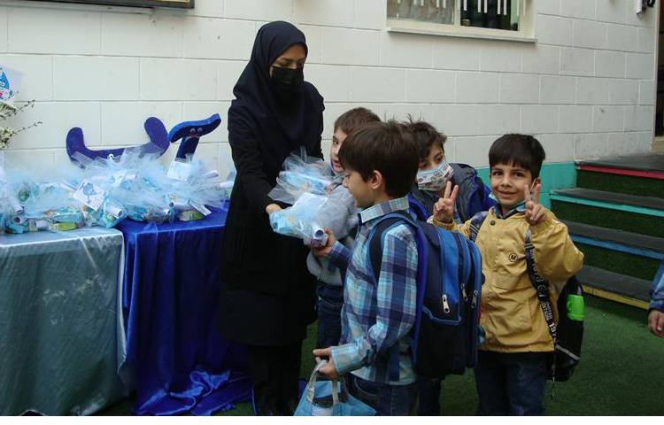 اهدا گیفت جشن آب دانش آموزان پایه اول 8