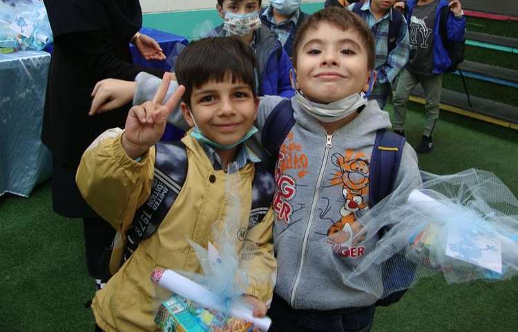 اهدا گیفت جشن آب دانش آموزان پایه اول 9