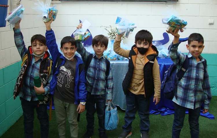 اهدا گیفت جشن آب دانش آموزان پایه اول