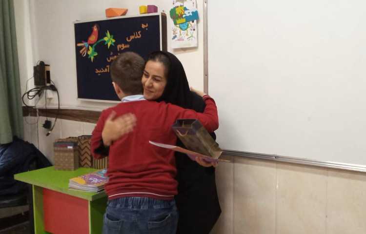 اهدا گیفت نوروزی به دانش آموزان 1