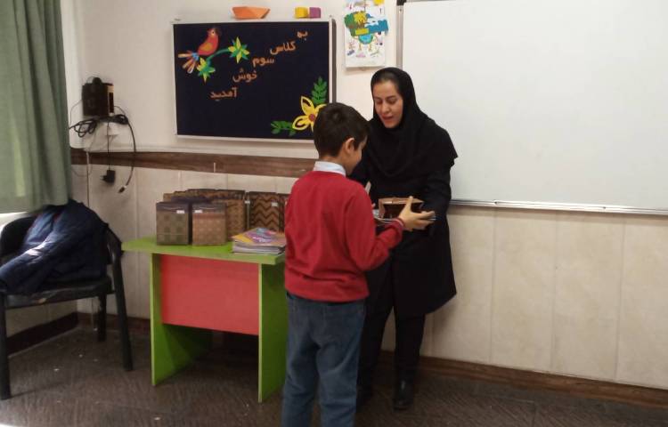 اهدا گیفت نوروزی به دانش آموزان 3