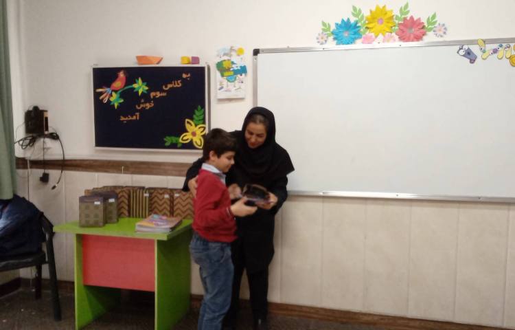 اهدا گیفت نوروزی به دانش آموزان 5