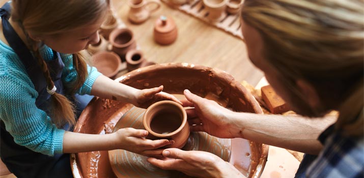 چه بازی‌هایی برای تقویت مهارت دست‌ورزی در کودکان تأثیر گذارند؟