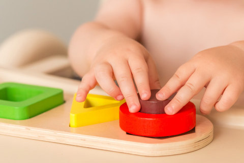 آموزش مهارت‌های دست‌ورزی با استفاده از بازی‌های ساده