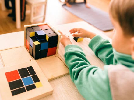 چه بازی‌هایی برای تقویت مهارت دست‌ورزی در کودکان تأثیر گذارند؟