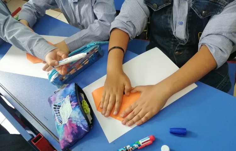 اوریگامی سر سگ و کلاژ روی برگه و کشیدن بدنش با مدادرنگی 1