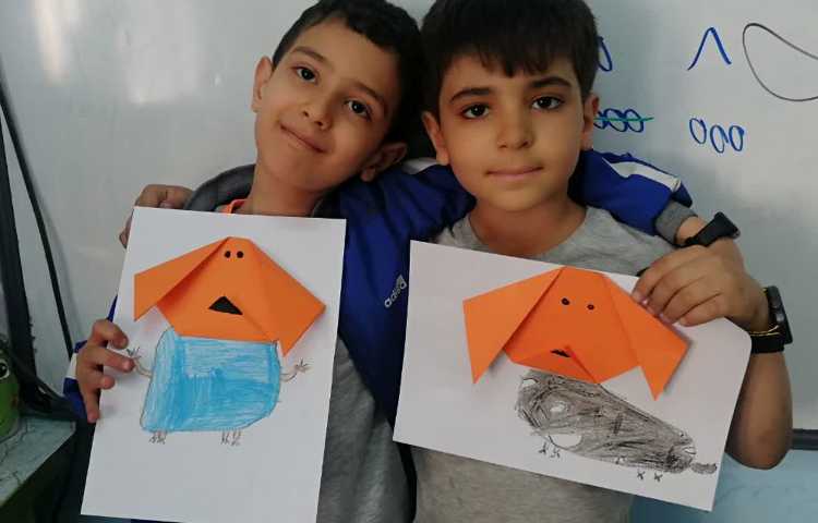 اوریگامی سر سگ و کلاژ روی برگه و کشیدن بدنش با مدادرنگی 10