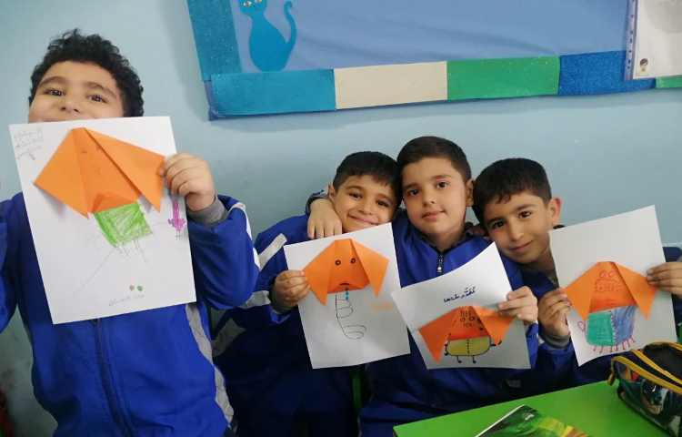 اوریگامی سر سگ و کلاژ روی برگه و کشیدن بدنش با مدادرنگی 11