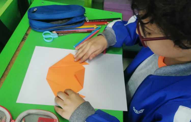 اوریگامی سر سگ و کلاژ روی برگه و کشیدن بدنش با مدادرنگی 12