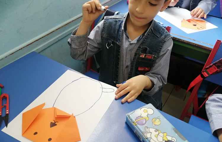 اوریگامی سر سگ و کلاژ روی برگه و کشیدن بدنش با مدادرنگی 2