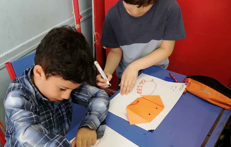 اوریگامی سر سگ و کلاژ روی برگه و کشیدن بدنش با مدادرنگی 3