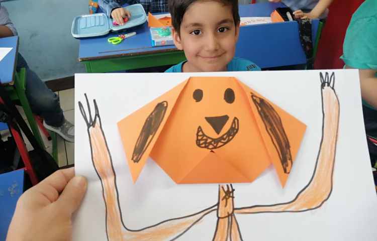 اوریگامی سر سگ و کلاژ روی برگه و کشیدن بدنش با مدادرنگی 4