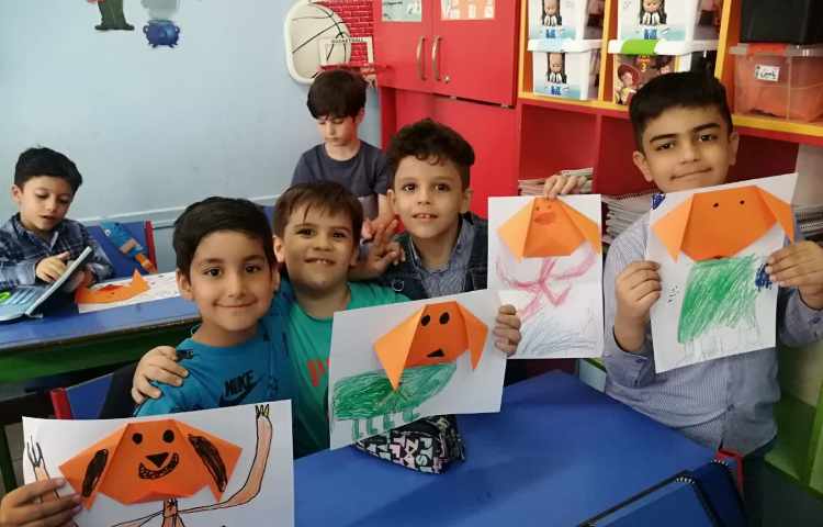 اوریگامی سر سگ و کلاژ روی برگه و کشیدن بدنش با مدادرنگی 5