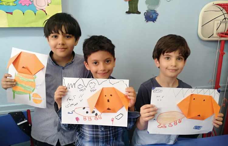 اوریگامی سر سگ و کلاژ روی برگه و کشیدن بدنش با مدادرنگی 6