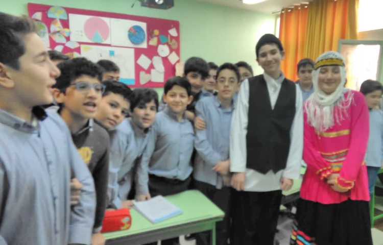 ایجاد انگیزه با موضوع لباس محلی مربوط به کتاب اجتماعی پایه ششم 4