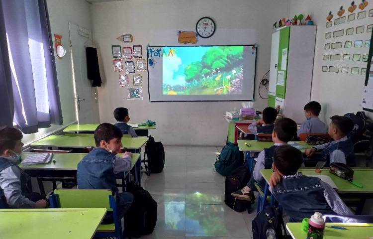 ایجاد انگیزه با پخش یک موزیک ویدئو از درس سوم هدیه های آسمان