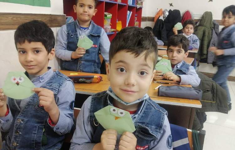 ایجاد انگیزه درس "ج" ساخت کاردستی جغد (کار با کاغذ و قیچی و تا با هدف تقویت مهارت دست)