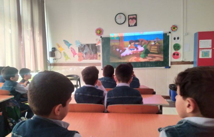 ایجاد انگیزه درس علوم ، دیدن کلیپ مربوط به درس دوم 2