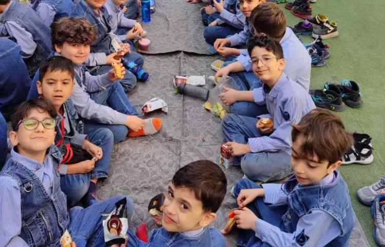 ایجاد انگیزه نشانه (ط) پیکنیک در حیاط و بازی با طناب 1