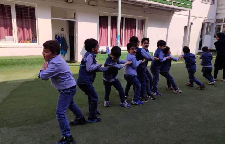 ایجاد انگیزه نشانه (ط) پیکنیک در حیاط و بازی با طناب