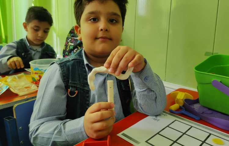 ایجاد انگیزه ورود به نشانه ها دست ورزی با خمیر بازی 1
