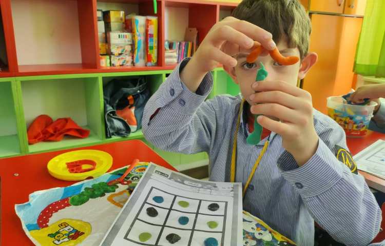 ایجاد انگیزه ورود به نشانه ها دست ورزی با خمیر بازی 2