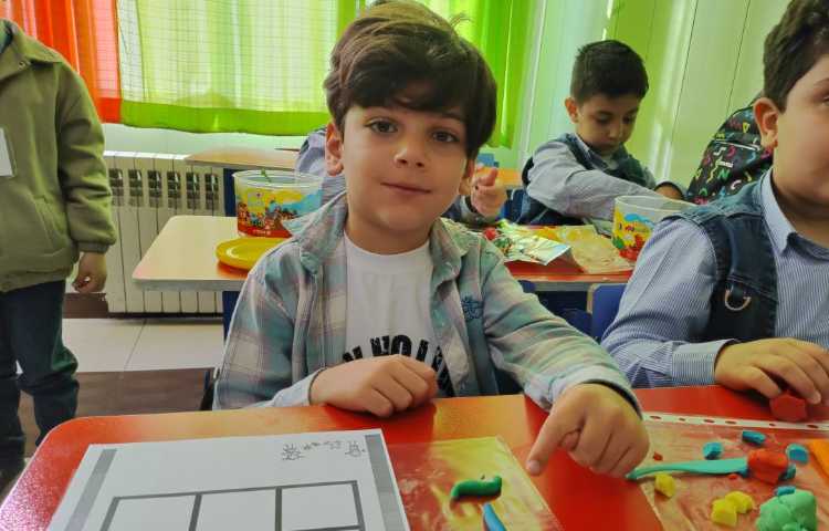 ایجاد انگیزه ورود به نشانه ها دست ورزی با خمیر بازی 3