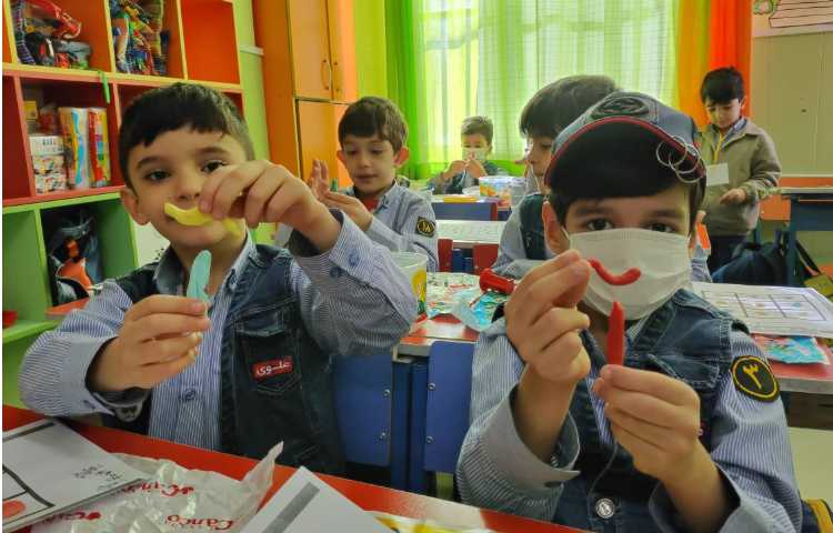 ایجاد انگیزه ورود به نشانه ها دست ورزی با خمیر بازی 5