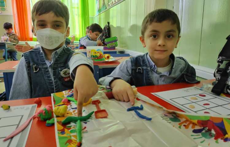 ایجاد انگیزه ورود به نشانه ها دست ورزی با خمیر بازی