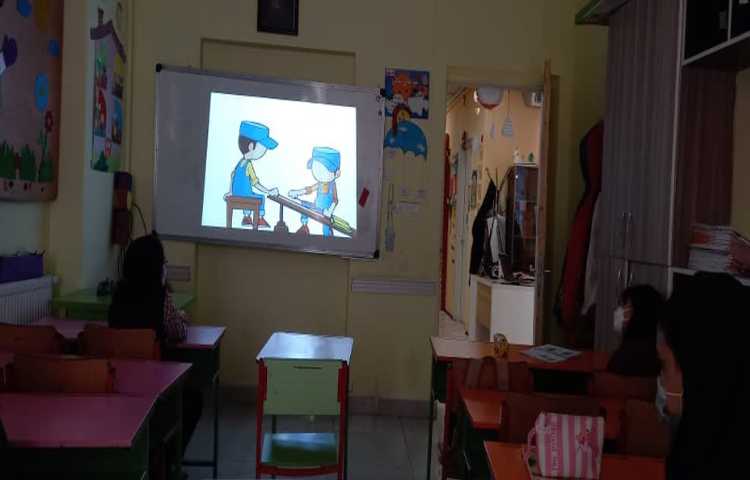 ایجاد انگیزه و پیش تدریس درس نهم از کتاب علوم با نمایش پویانمایی و انجام آزمایش