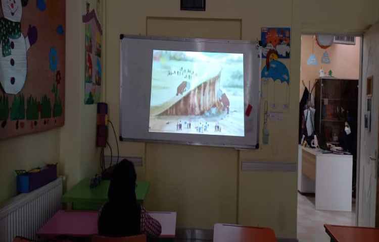 ایجاد انگیزه و پیش تدریس درس نهم از کتاب علوم با نمایش پویانمایی و انجام آزمایش 2