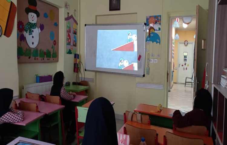 ایجاد انگیزه و پیش تدریس درس نهم از کتاب علوم با نمایش پویانمایی و انجام آزمایش 3